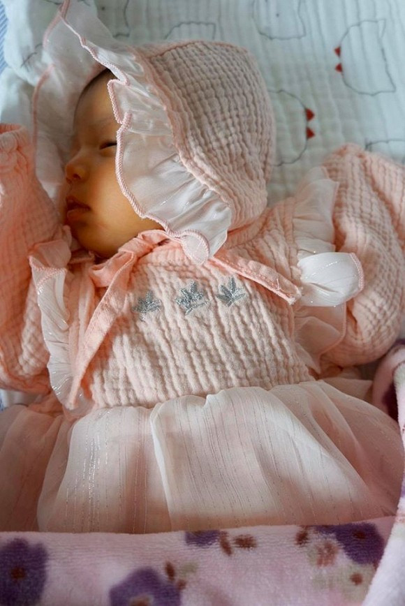 Chỉ sau 1 tháng, công chúa nhà Jennifer Phạm đã bộc lộ nhiều nét đẹp rõ ràng hơn. Ánh mắt trong veo, sống mũi thanh tú cùng với đôi môi chúm chím của thiên thần nhỏ khiến nhiều người phải xuýt xoa, dự đoán trở thành mỹ nhân trong tương lai.