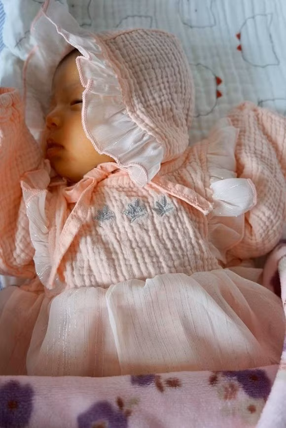 Chỉ sau 1 tháng, công chúa nhà Jennifer Phạm đã bộc lộ nhiều nét đẹp rõ ràng hơn. Ánh mắt trong veo, sống mũi thanh tú cùng với đôi môi chúm chím của thiên thần nhỏ khiến nhiều người phải xuýt xoa, dự đoán trở thành mỹ nhân trong tương lai.