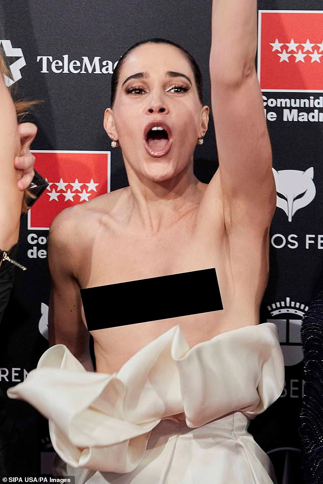 Sao nu nguong chin vi su co trang phuc, lo nguc tren tham do