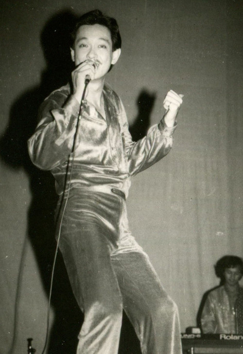 Năm 1972 vì đột ngột nổi tiếng nên Chánh Tín đã không thể toàn tâm toàn ý cho việc học. Ông thi trượt vào trường Đại học Y khoa, trở thành sinh viên trường Luật. Năm 1973 ông giành được huy chương vàng điện ảnh, giải Kim Khánh về âm nhạc do 40 tờ báo hàng đầu Sài Gòn bình chọn.