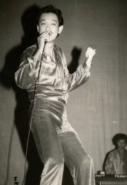 Năm 1972 vì đột ngột nổi tiếng nên Chánh Tín đã không thể toàn tâm toàn ý cho việc học. Ông thi trượt vào trường Đại học Y khoa, trở thành sinh viên trường Luật. Năm 1973 ông giành được huy chương vàng điện ảnh, giải Kim Khánh về âm nhạc do 40 tờ báo hàng đầu Sài Gòn bình chọn.