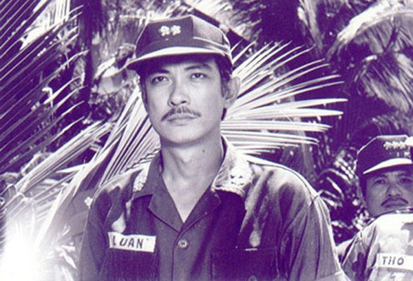 Tuy vậy đỉnh cao của nghệ sĩ Chánh Tín phải kể đến vai diễn đại tá Nguyễn Thành Luân trong bộ phim "Ván bài lật ngửa". Thành công với vai diễn đã giúp Nguyễn Chánh Tín trở thành ngôi sao nổi tiếng bậc nhất thời bấy giờ.