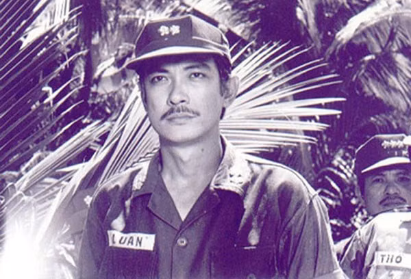 Tuy vậy đỉnh cao của nghệ sĩ Chánh Tín phải kể đến vai diễn đại tá Nguyễn Thành Luân trong bộ phim "Ván bài lật ngửa". Thành công với vai diễn đã giúp Nguyễn Chánh Tín trở thành ngôi sao nổi tiếng bậc nhất thời bấy giờ.