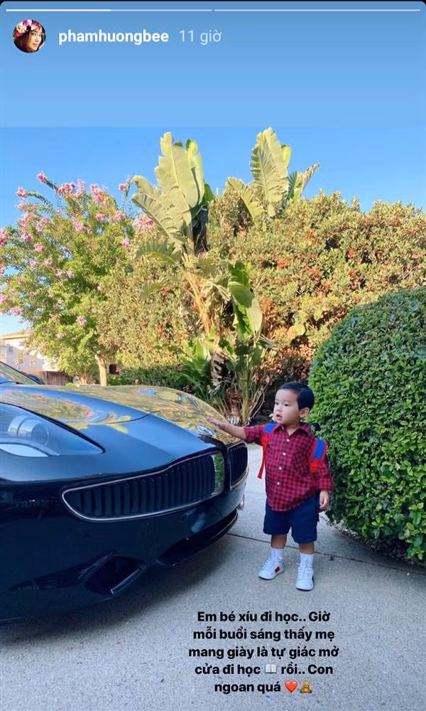 Cách đây vài giờ, hoa hậu Phạm Hương tiếp tục cập nhật hình ảnh con trai đầu lòng trên Instagram. Cậu bé Max hiện tại đã đi học và tỏ ra rất thích thú khi mỗi buổi sáng được mẹ đưa đến trường. Thậm chí không cần nhắc nhở, nhóc tỳ tự giác mang cặp ra xe để đợi phụ huynh với vẻ mặt rất hớn hở. Điều này khiến Phạm Hương vô cùng tự hào khi viết về cậu ấm: "Em bé xíu đi học. Giờ mỗi buổi sáng thấy mẹ mang giày là tự giác mở cửa đi học rồi. Con ngoan quá".