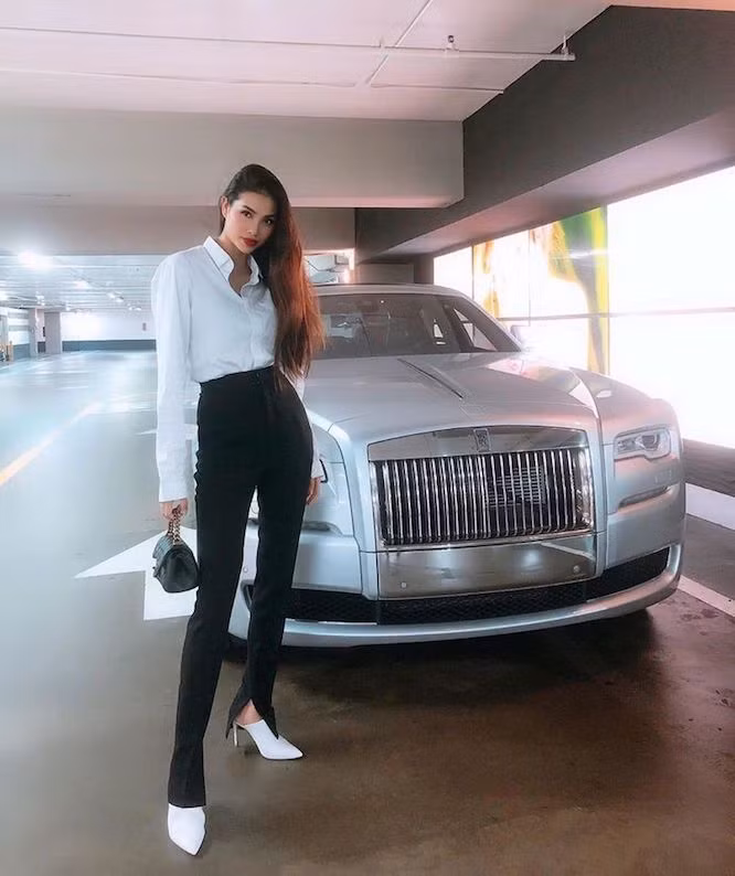 Thông qua những hình ảnh mà Hoa hậu Hoàn vũ Việt Nam 2015 chia sẻ trên mạng xã hội, có thể thấy cuộc sống thượng lưu của cô tại trời tây. Và tất nhiên không chỉ riêng Phạm Hương, quý tử của cô cũng hưởng trọn mọi đặc ân mà bố mẹ dành cho.