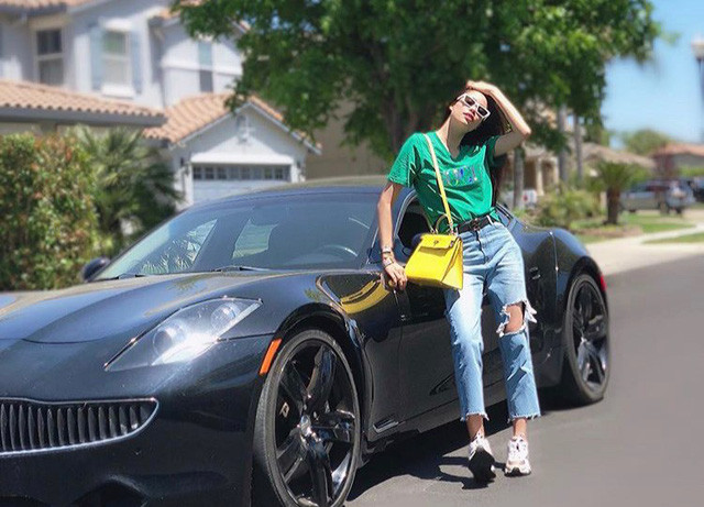 Mặc dù chỉ lộ 1 góc của chiếc xe nhưng cư dân mạng dự đoán giá trị không hề nhỏ, ước tính lên đến hàng chục tỷ đồng. Cho đến hiện tại, bộ sưu tập xế xịn của Phạm Hương trên đất Mỹ khiến nhiều người phải "choáng", chứng minh cuộc sống ở nước ngoài vô cùng sung túc. Tháng 5/2019, Phạm Hương khoe xế hộp màu đen đến từ hãng xe hơi cao cấp, dự đoán trên 10 tỷ.