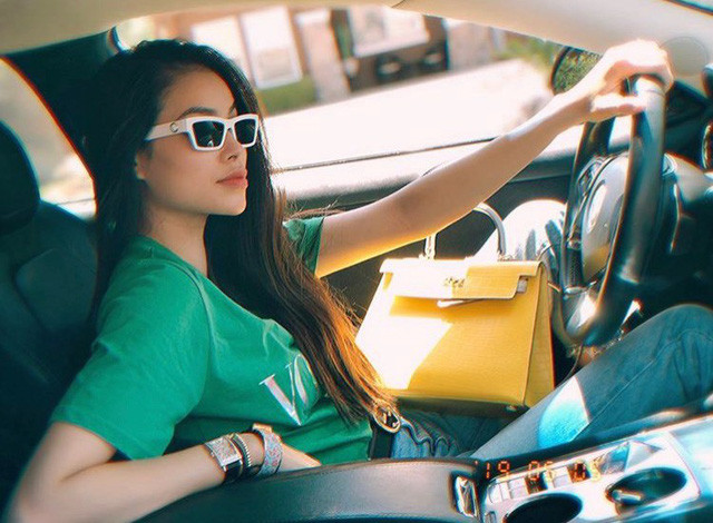 Sự đáng yêu và ngoan ngoãn của con trai Phạm Hương nhận được nhiều lời khen ngợi. Tuy nhiên, khoảnh khắc cậu ấm bên chiếc xế hộp "xịn xò" mới là điểm thu hút cư dân mạng. Nhiều người tinh ý nhận ra bên cạnh việc khoe con trai ngày càng lớn khôn thì Phạm hương còn khoe khéo cuộc sống sang chảnh của mình tại xứ sở cờ hoa.