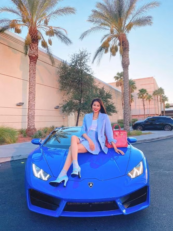 Sau đó, nàng hậu tiếp tục cho thấy đẳng cấp sang chảnh ở nước ngoài khi khoe chiếc Lamborghini Huracan LP580-2 Spyder màu xanh dương nổi bật.