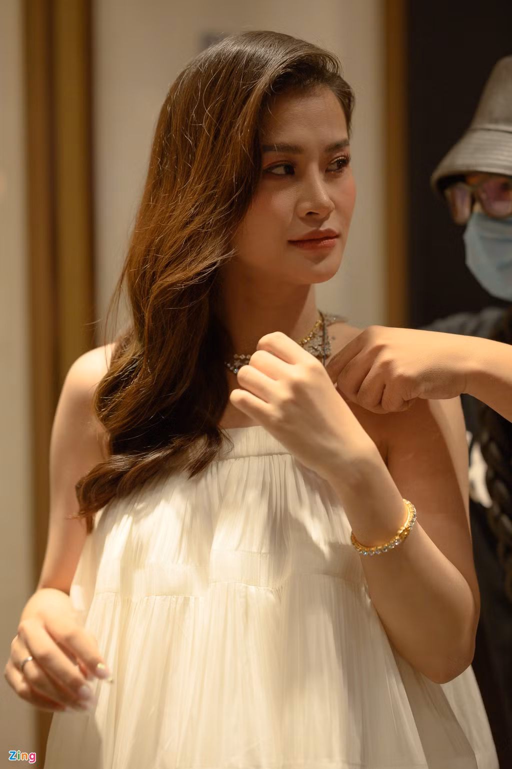 Đông Nhi là khách mời đặc biệt trong đêm nhạc Noo's Chill Night. Nữ ca sĩ góp mặt với tư cách một trong những người bạn thân nhất của Noo Phước Thịnh.