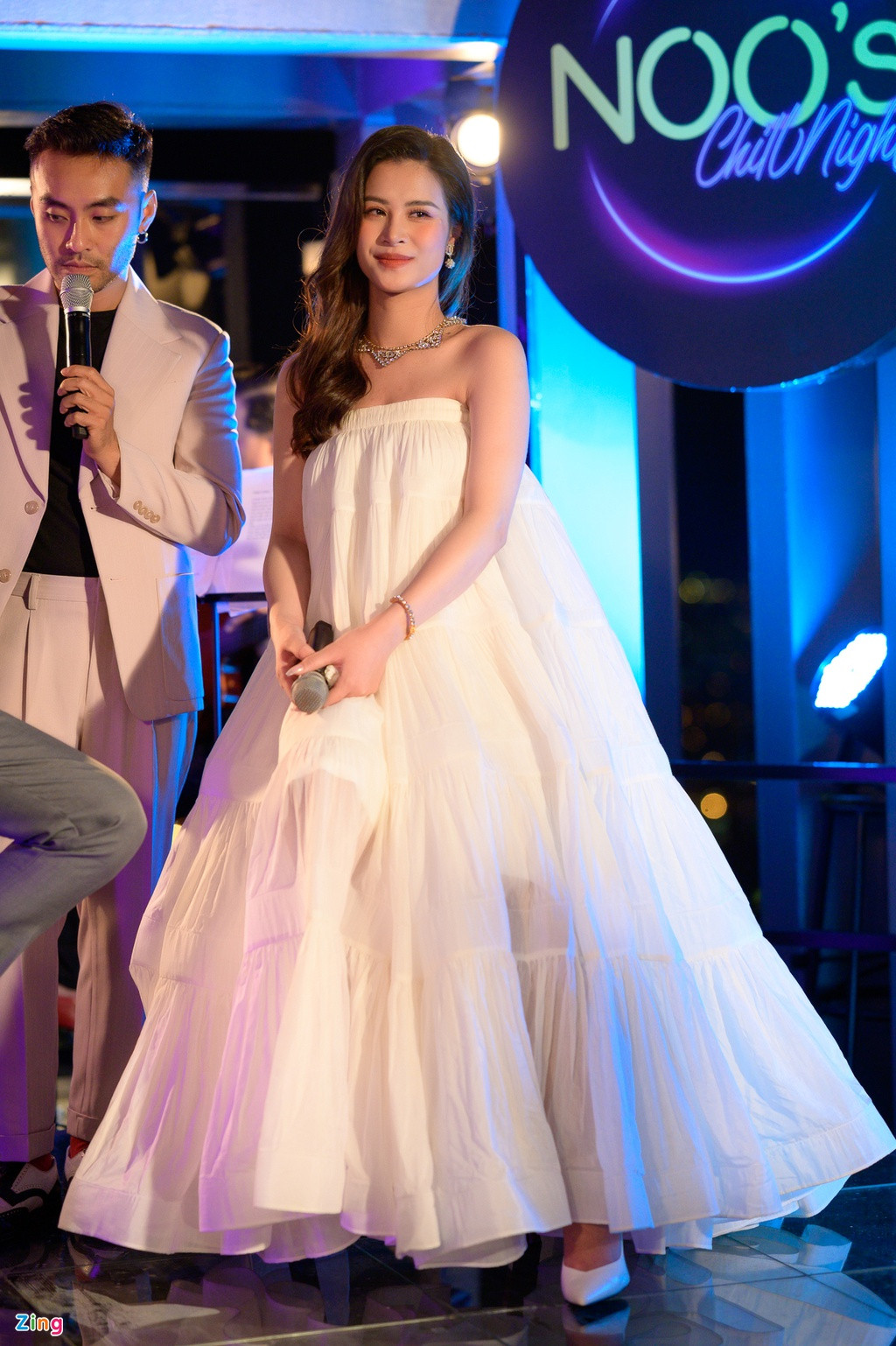 Sự xuất hiện của Đông Nhi khiến khán giả thích thú. Người hâm mộ dành nhiều lời khen cho sắc vóc giai đoạn cuối thai kỳ của nữ ca sĩ.