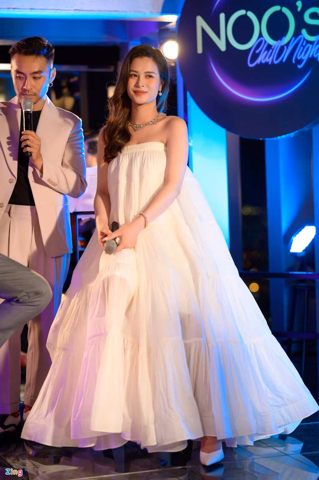 Sự xuất hiện của Đông Nhi khiến khán giả thích thú. Người hâm mộ dành nhiều lời khen cho sắc vóc giai đoạn cuối thai kỳ của nữ ca sĩ.