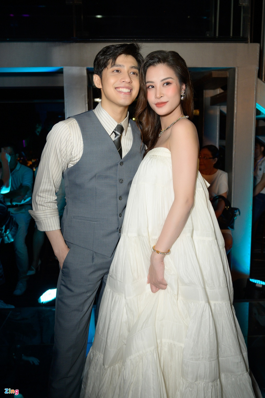 Tuy nhiên, không ít người tỏ ra lo lắng khi thấy cô sử dụng giày cao gót. Trước đó, Đông Nhi cũng nhận ý kiến trái chiều vì đi giày cao, nhảy vũ đạo mạnh khi mang bầu.