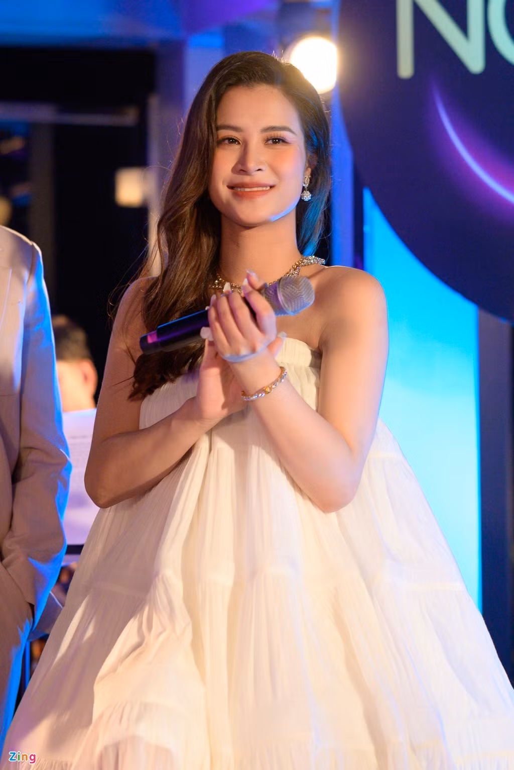 Theo giọng ca Bad Boy, hai người là bạn thân nhiều năm nhưng ít tương tác trên mạng xã hội. Đông Nhi và Noo Phước Thịnh cũng lần đầu thừa nhận hai người từng xảy ra rạn nứt trong tình bạn. Noo Phước Thịnh chia sẻ: "Trong quá khứ, thực sự chúng tôi đã có rạn nứt. Chúng tôi là người lớn, đều trưởng thành hết rồi. Vậy nên, khi ngồi lại để nhìn nhận vấn đề, tôi và Đông Nhi thấy mọi thứ không đủ lớn để chúng tôi có thể rạn nứt một tình bạn đẹp đến vậy".