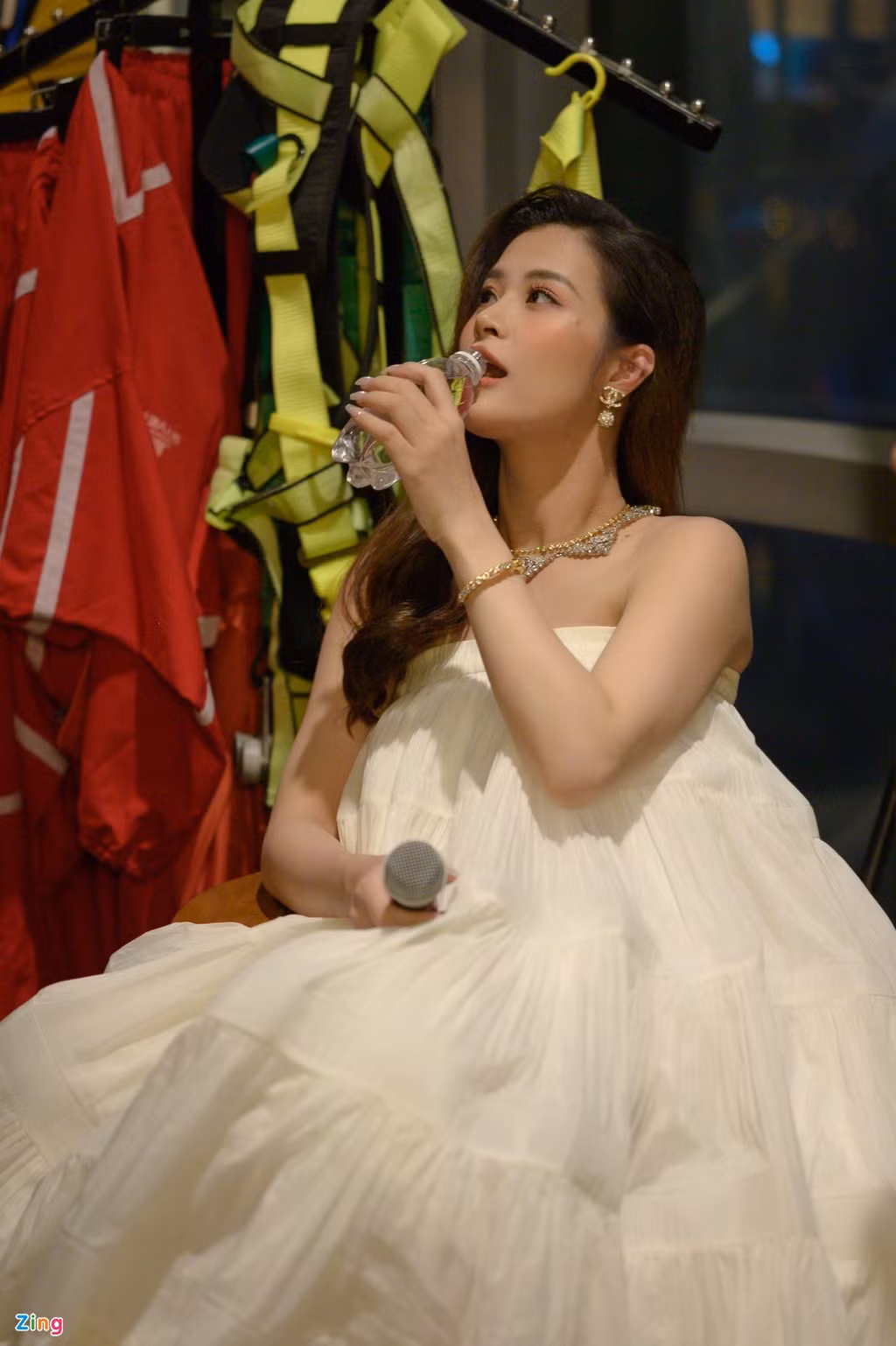 Khi trò chuyện cùng MC Dustin Phúc Nguyễn, Đông Nhi tiết lộ cô và Noo Phước Thịnh vừa kết bạn trên mạng xã hội chỉ vài ngày.