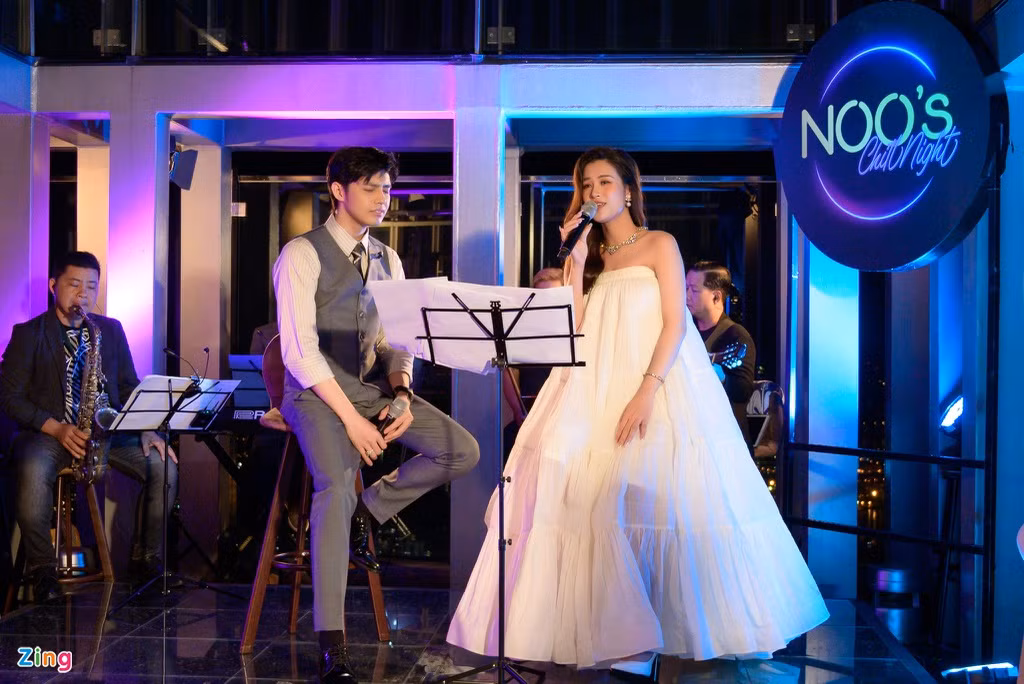 Nối lại tình bạn sau rạn nứt, Noo Phước Thịnh và Đông Nhi khẳng định hai người vẫn là những người bạn gắn bó nhất. Nam ca sĩ cho biết khi Đông Nhi sinh con, nhóm Gia đình văn hóa (nhóm bạn thân của hai người) sẽ trực ở ngoài, cầm bảng cổ vũ. Sau phần trò chuyện, hai ca sĩ thể hiện liên khúc Nếu - Xa em.