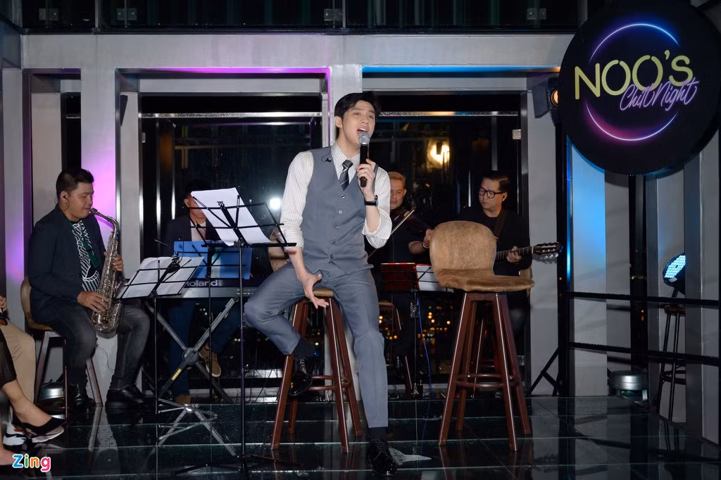 Không chỉ hát, Noo Phước Thịnh còn chia sẻ thêm về trải nghiệm tuổi 30 của anh. Nam ca sĩ nói: "Tuổi 30 đem đến cho tôi diện mạo mới, diện mạo của một người không còn chỗ để chứa thêm vết thương". Giọng ca sinh năm 1988 cho rằng đó là năm anh gặp nhiều tổn thương và khó khăn, đến mức "lên bờ xuống ruộng".