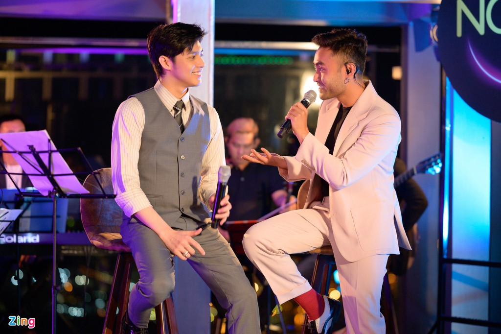 Đồng hành cùng Noo Phước Thịnh là diễn viên Dustin Phúc Nguyễn. Anh đảm nhận vai trò MC của đêm nhạc, cùng nam ca sĩ Em đã thương người ta hơn anh chia sẻ những câu chuyện, trải nghiệm đã xảy ra trong cuộc đời. Trên trang fanpage của Noo Phước Thịnh, người hâm mộ khen Dustin Phúc Nguyễn có giọng nói truyền cảm.