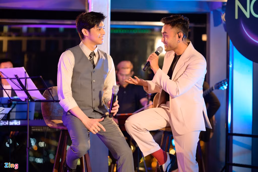 Đồng hành cùng Noo Phước Thịnh là diễn viên Dustin Phúc Nguyễn. Anh đảm nhận vai trò MC của đêm nhạc, cùng nam ca sĩ Em đã thương người ta hơn anh chia sẻ những câu chuyện, trải nghiệm đã xảy ra trong cuộc đời. Trên trang fanpage của Noo Phước Thịnh, người hâm mộ khen Dustin Phúc Nguyễn có giọng nói truyền cảm.