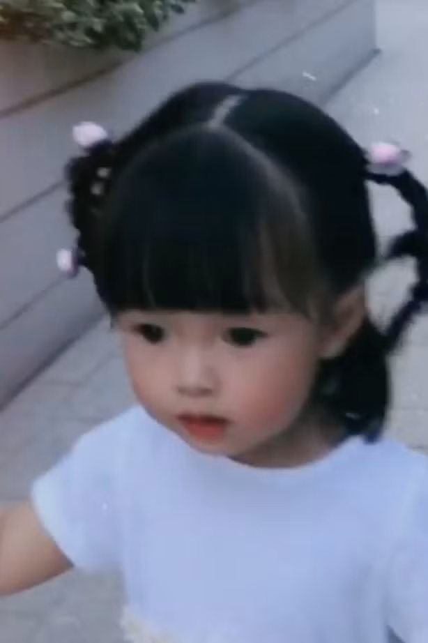 Sao Việt ngày 13/5: Trên trang cá nhân mới đây, Hoa hậu Việt Nam 2012 - Đặng Thu Thảo đã khoe clip con gái nhỏ vô cùng đáng yêu. Khi được hỏi yêu ai, cô bé đã nói yêu mẹ. Với ngoại hình cùng giọng nói dễ thương, đoạn clip thu hút sự chú ý của nhiều người, trong đó có cả những nghệ sĩ nổi tiếng.