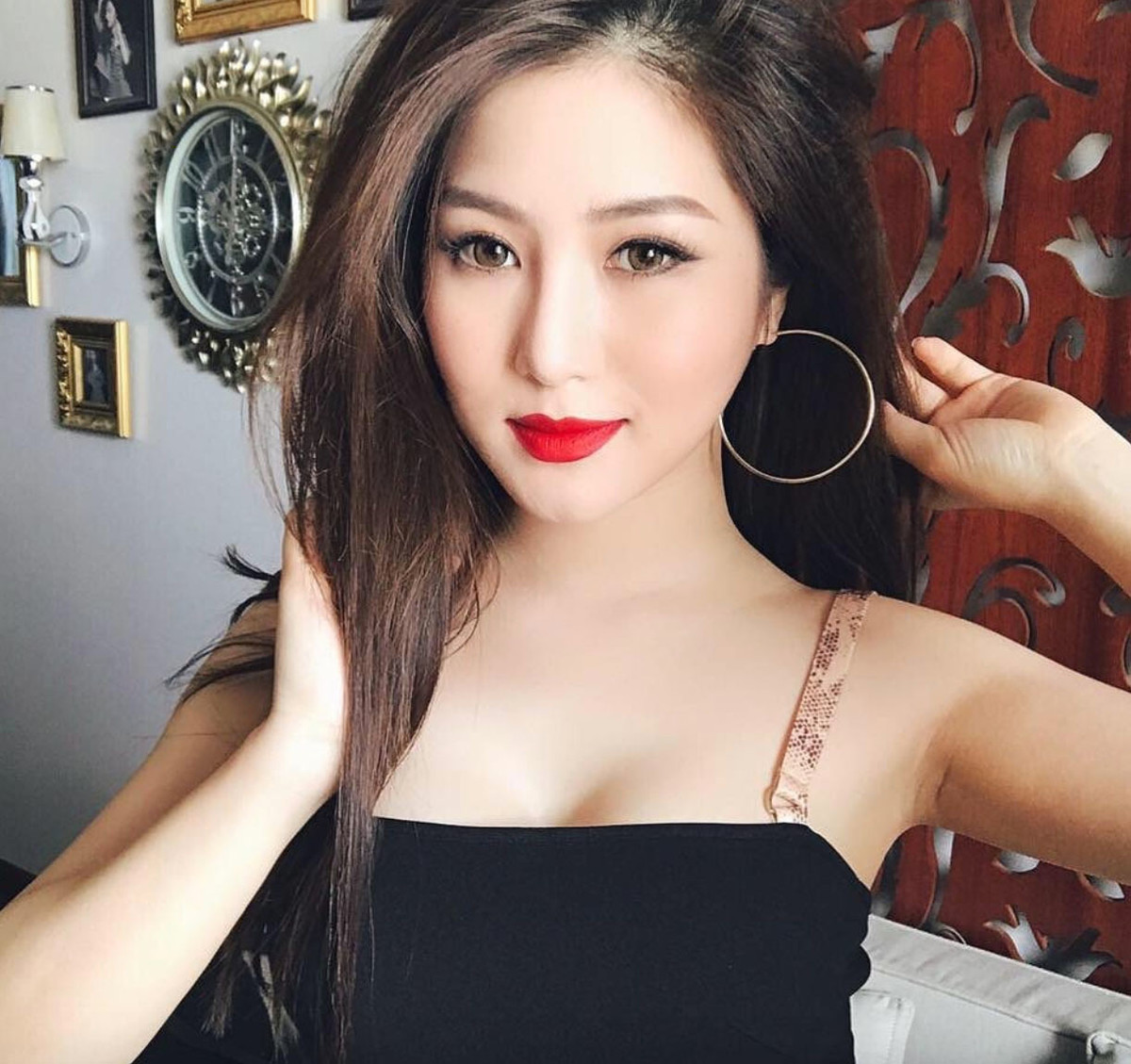 "Có những cô gái muốn tránh xa những sắc sảo khôn ngoan, bởi được tìm thấy bình yên an toàn trong căn nhà nội tâm đang trú ngụ.... Để được ngồi một mình âm thầm nhớ, góc phố ấy nơi mình quen nhau", Hương Tràm viết.