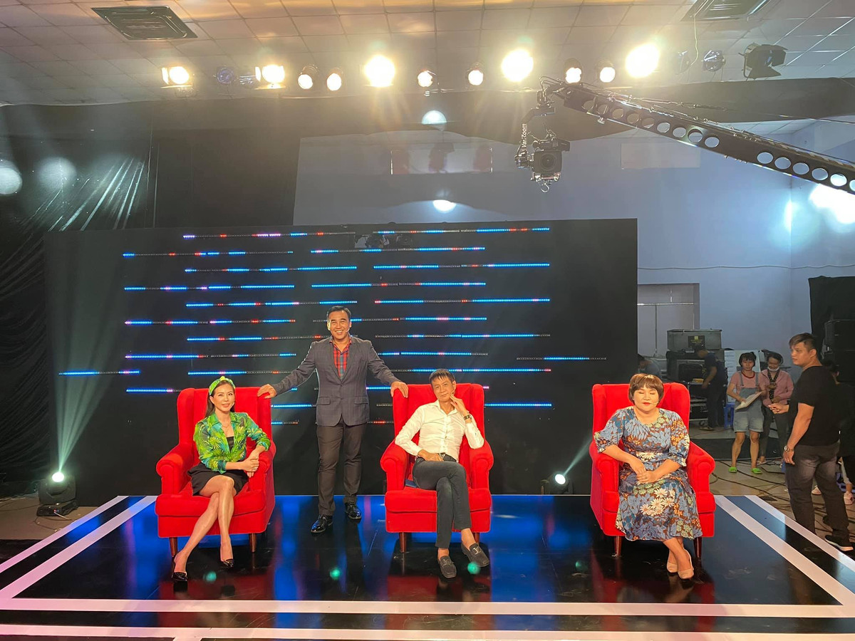 Á hậu Thu Hoài chia sẻ ảnh hậu trường khi tham gia show truyền hình cùng đạo diễn Lê Hoàng, MC Quyền Linh.