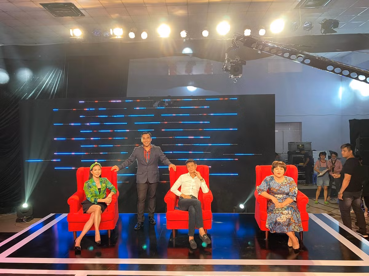 Á hậu Thu Hoài chia sẻ ảnh hậu trường khi tham gia show truyền hình cùng đạo diễn Lê Hoàng, MC Quyền Linh.