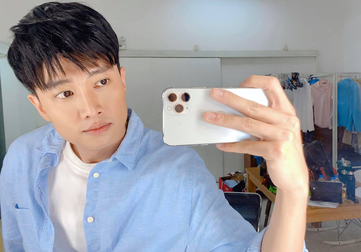 Diễn viên Quốc Trường đăng bức ảnh điển trai cùng chia sẻ hài hước: "Mặt mũi vậy không biết sau này con mình nó sao ta?".