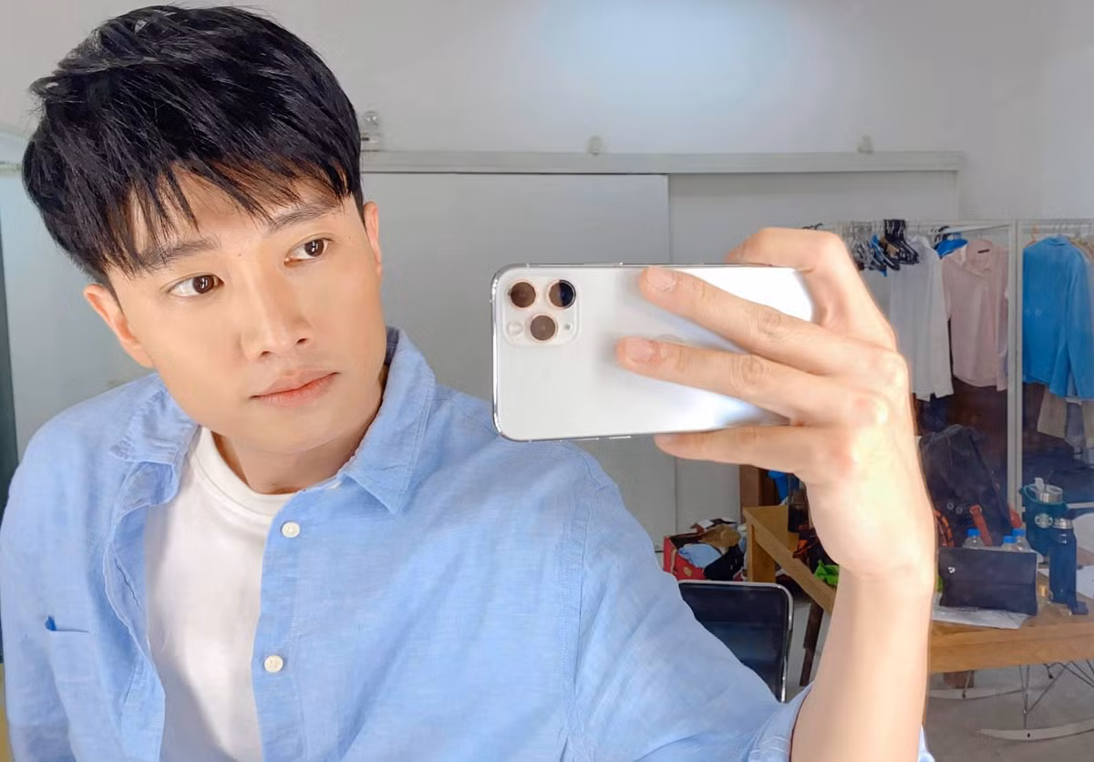 Diễn viên Quốc Trường đăng bức ảnh điển trai cùng chia sẻ hài hước: "Mặt mũi vậy không biết sau này con mình nó sao ta?".