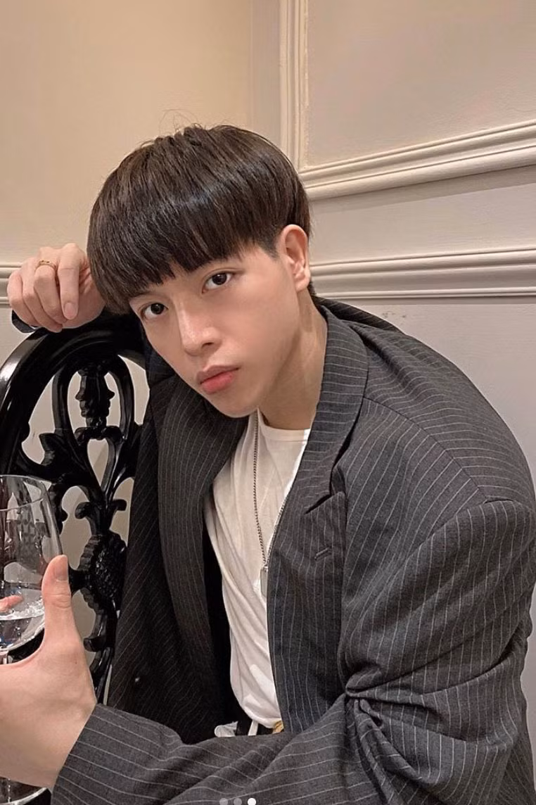  Đức Phúc lại gây bất ngờ cho fan với gương mặt thon gọn bất ngờ.