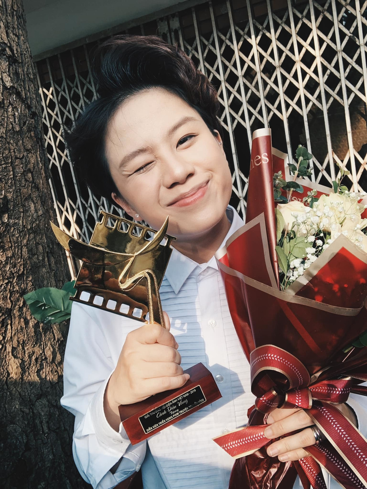 Bảo Hân hạnh phúc khoe chiếc cúp đạt được nhờ giải thưởng 'Diễn viên trẻ triển vọng' tại giải Cánh diều vàng 2019.