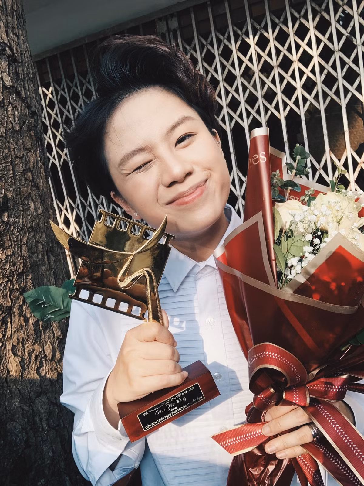 Bảo Hân hạnh phúc khoe chiếc cúp đạt được nhờ giải thưởng 'Diễn viên trẻ triển vọng' tại giải Cánh diều vàng 2019.