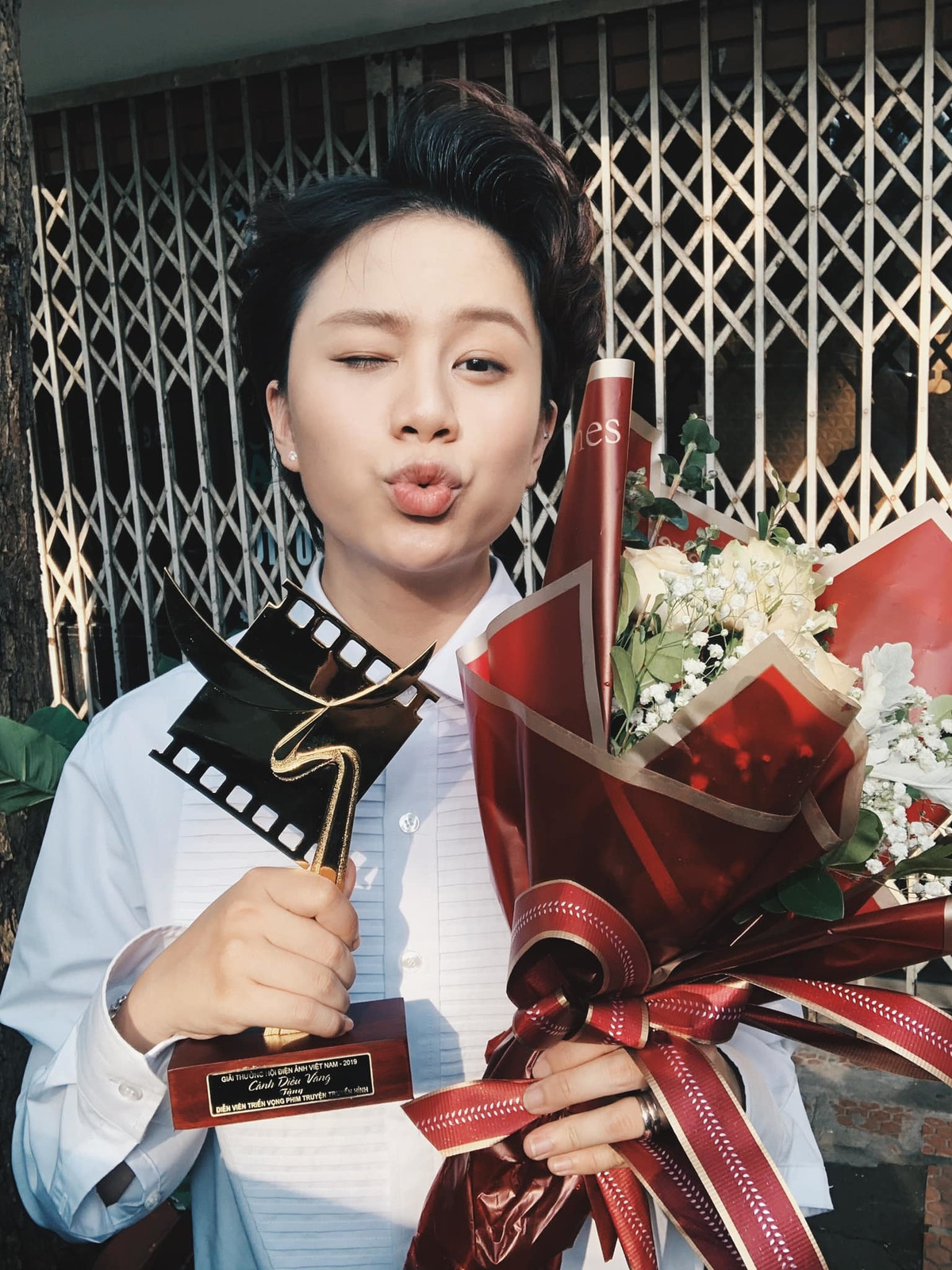 Nữ diễn viên viết: "Giải thưởng vô giá là động lực không thể diễn tả thành lời".