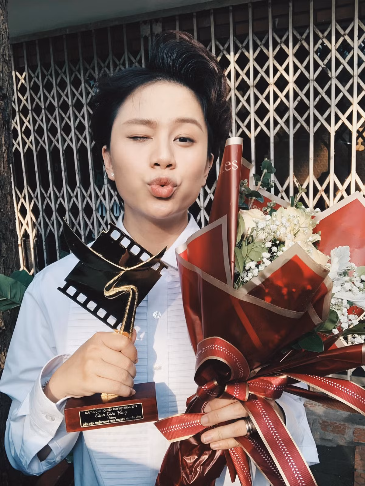 Nữ diễn viên viết: "Giải thưởng vô giá là động lực không thể diễn tả thành lời".