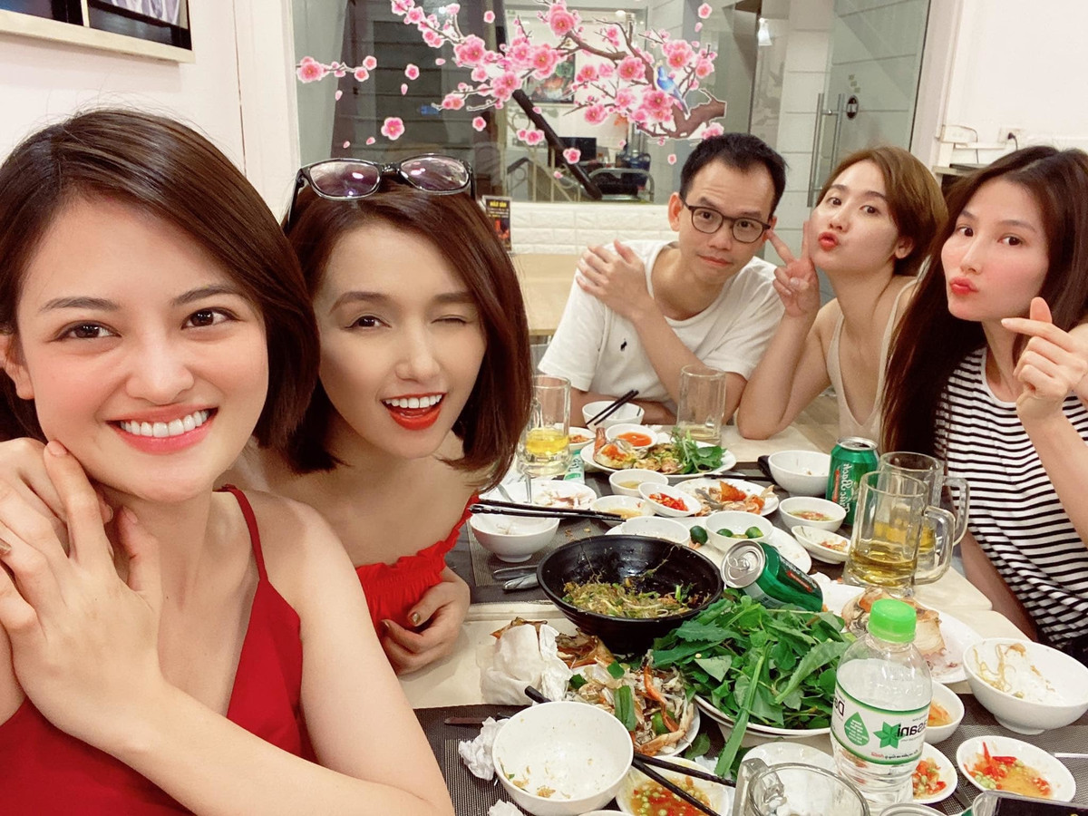 Dàn diễn viên nữ xinh đẹp của 'Tình yêu và tham vọng' gồm Lã Thanh Huyền, Thuỳ Anh, Diễm My 9x và Huyền Lizzie tụ tập cùng xem phim tập mới nhất. "Chúng tớ chuẩn bị xem phim đây, tập hôm nay hay lắm, cả nhà chuẩn bị mở TV nào", diễn viên Lã Thanh Huyền viết.