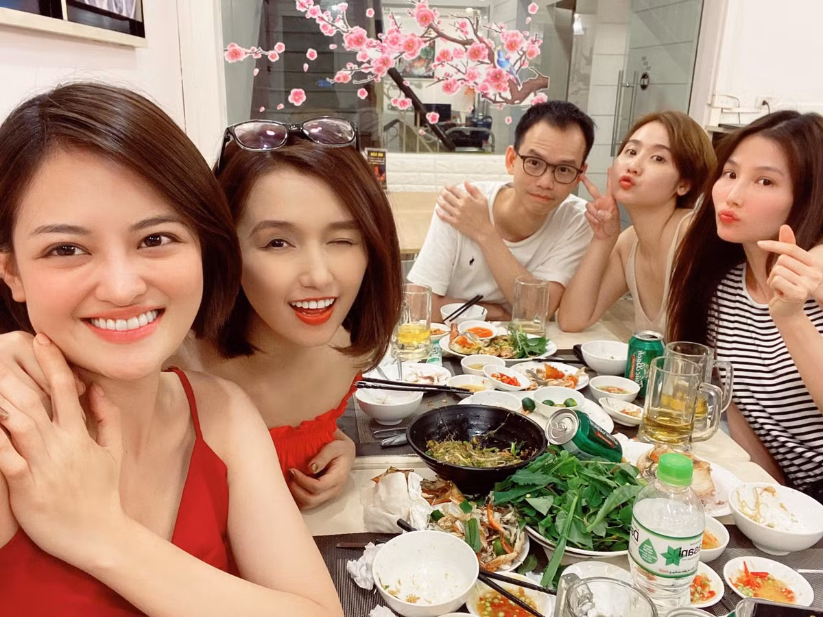 Dàn diễn viên nữ xinh đẹp của 'Tình yêu và tham vọng' gồm Lã Thanh Huyền, Thuỳ Anh, Diễm My 9x và Huyền Lizzie tụ tập cùng xem phim tập mới nhất. "Chúng tớ chuẩn bị xem phim đây, tập hôm nay hay lắm, cả nhà chuẩn bị mở TV nào", diễn viên Lã Thanh Huyền viết.