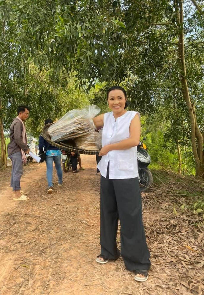 Phương Thanh với tạo hình nhân vật người phụ nữ quê trong dự án phim truyền hình mới.