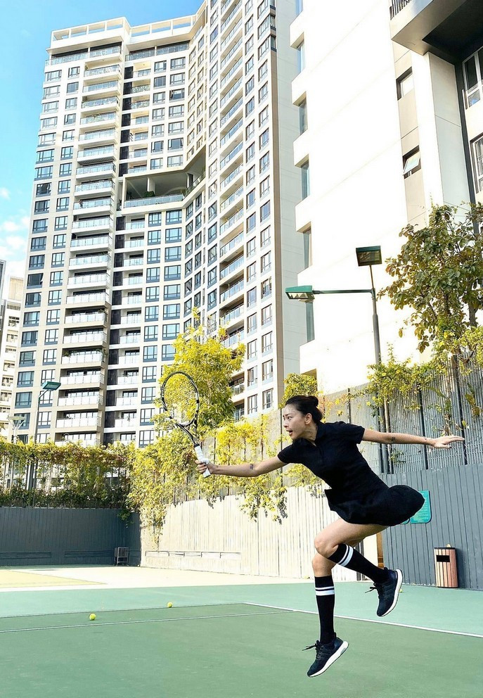 Ngô Thanh Vân hào hứng với môn đánh Tennis vào mỗi buổi sáng. Nữ diễn viên chăm chơi thể thao để giữ vóc dáng và độ dẻo dai cho cơ thể.