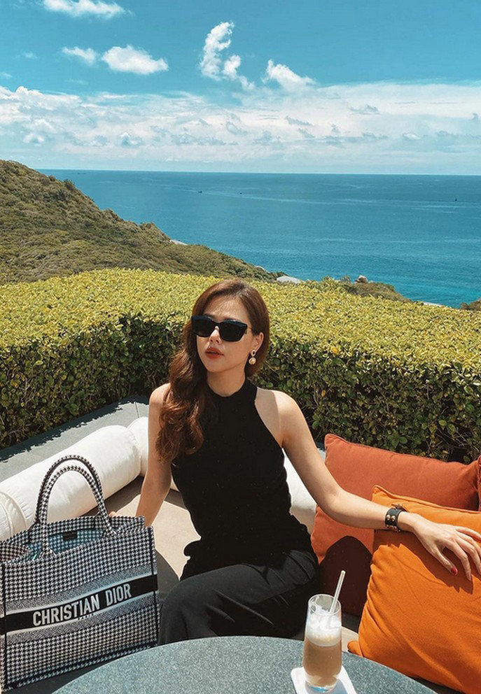 Diễn viên Phanh Lee tạm ngưng hoạt động showbiz từ khi lấy chồng đại gia. Nữ diễn viên thường đăng ảnh cuộc sống sang chảnh với đồ hiệu cùng các chuyến du lịch tại resort.