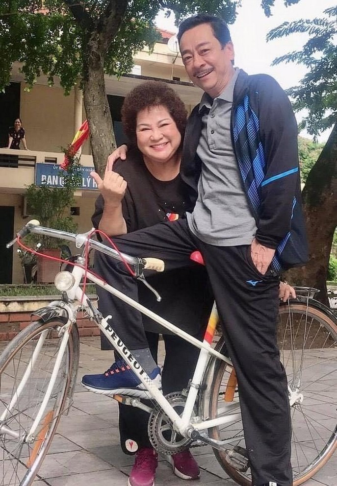 NSND Hoàng Dũng hội ngộ cùng NSƯT Minh Vượng trên phim trường. Cả 2 vui mừng vì cùng tham gia chung trong một dự án truyền hình sau nhiều năm.