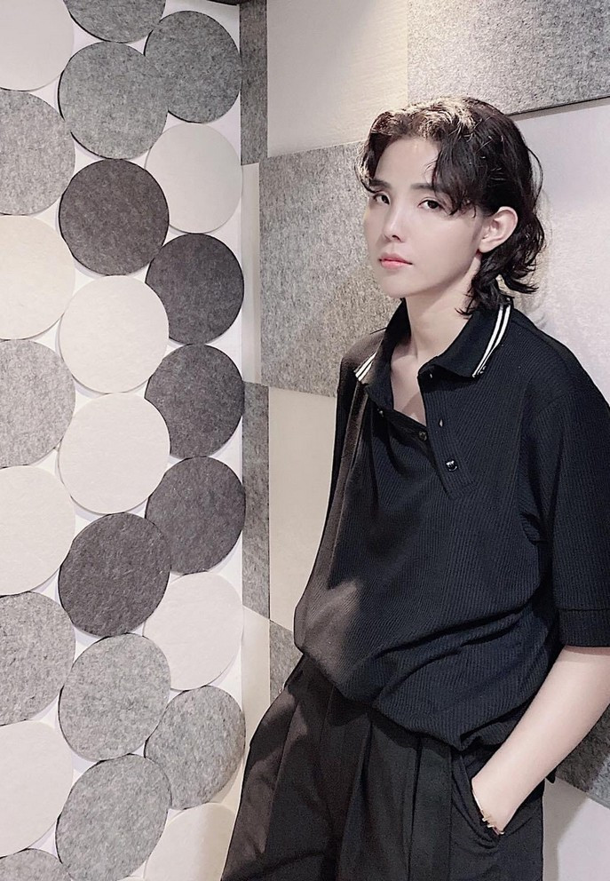 Sao Việt 25/9: Vũ Cát Tường với phong cách nam tính quen thuộc. "Chiều mưa buồn quá có ai rủ Tường đi ăn bánh tráng không?", cô hóm hỉnh viết.