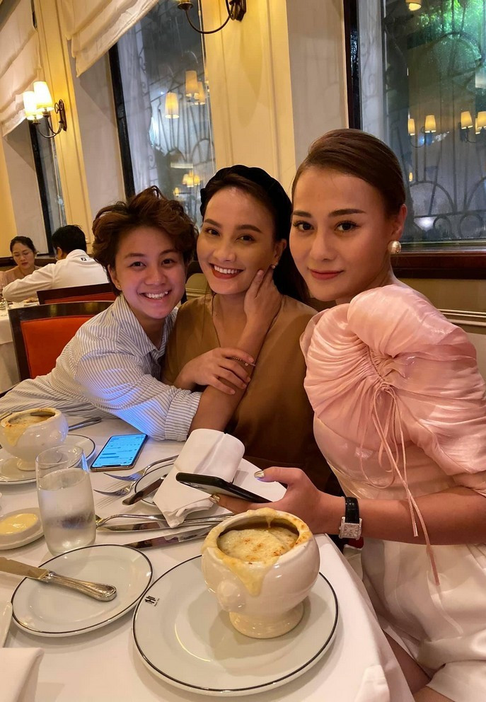 Sau khi Phương Oanh chia tay bạn trai, cô hiện đã lấy lại cân bằng để trở lại công việc.