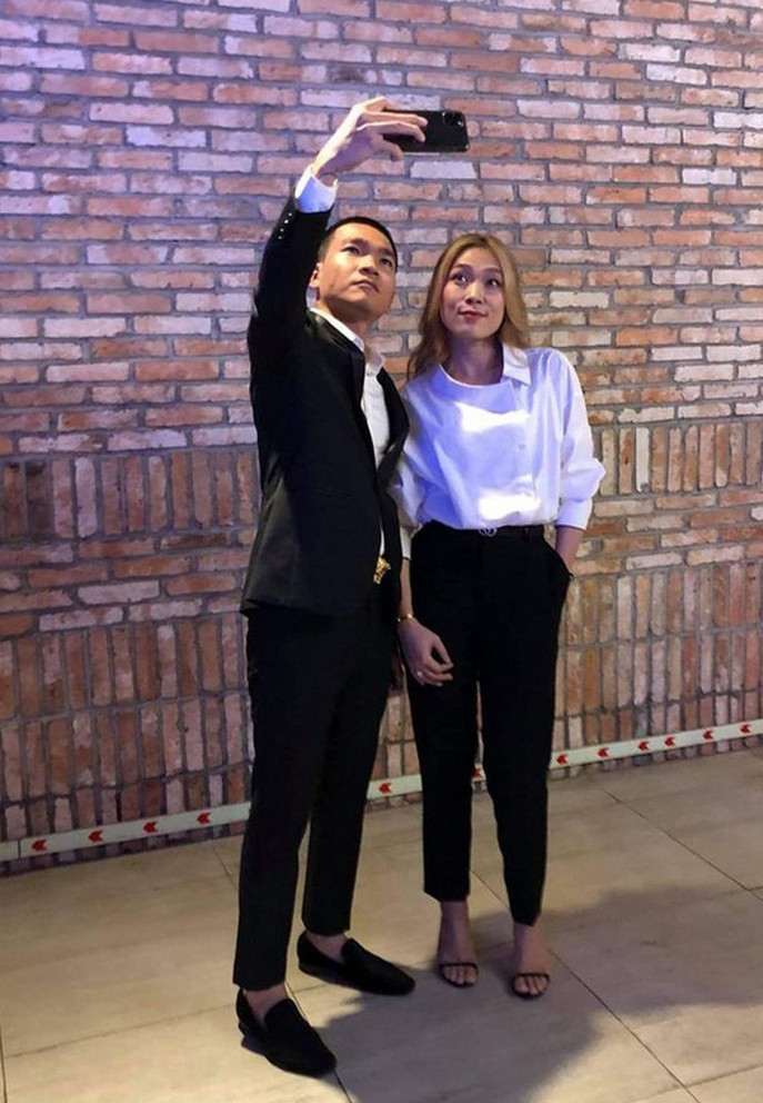 Rapper Wowy tranh thủ selfie cùng Mỹ Tâm khi cả 2 cùng đến dự ra mắt phim "Ròm".