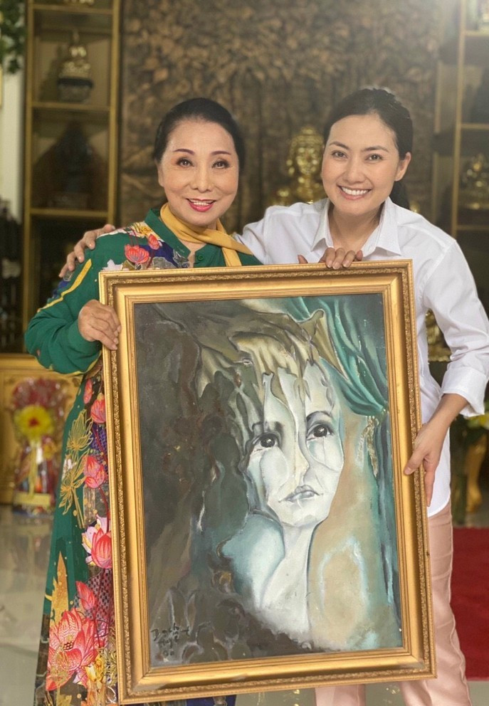 Ngọc Lan hạnh phúc chụp ảnh kỷ niệm cùng thần tượng - NSND Bạch Tuyết trong dịp ghé thăm nhà bà.