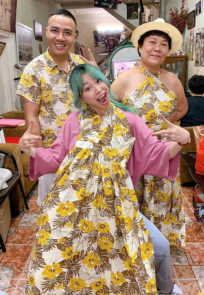 MC Hoàng Linh khiến nhiều người bật cười khi khoe khoảnh khắc 2 vợ chồng cô và mẹ diện trang phục họa tiết nổi đồng điệu.