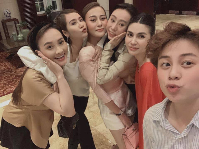Diễn viên Phương Oanh đón tuổi 31 ấm cúng bên những người bạn thân gồm: Bảo Thanh, Bảo Hân, Quỳnh Hoa và Huyền Lizzie.