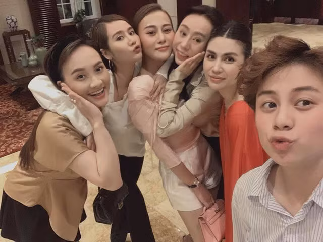 Diễn viên Phương Oanh đón tuổi 31 ấm cúng bên những người bạn thân gồm: Bảo Thanh, Bảo Hân, Quỳnh Hoa và Huyền Lizzie.