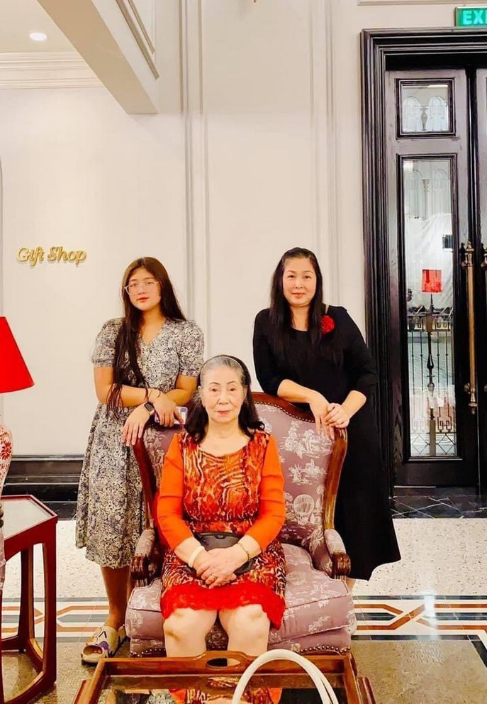 NSND Hồng Vân khoe bức ảnh có đủ 3 thế hệ thành viên trong gia đình gồm bà ngoại, mẹ và con gái.