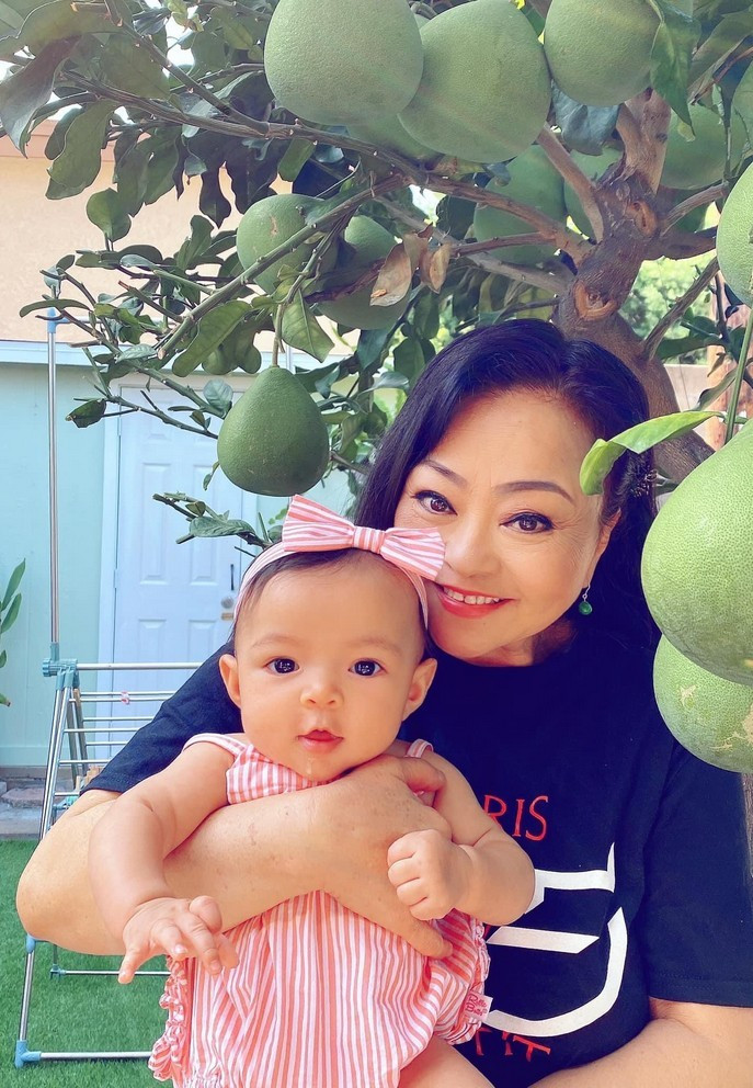 Danh ca Hương Lan hạnh phúc khi bế cháu nội thứ ba gần tròn 5 tháng tuổi.