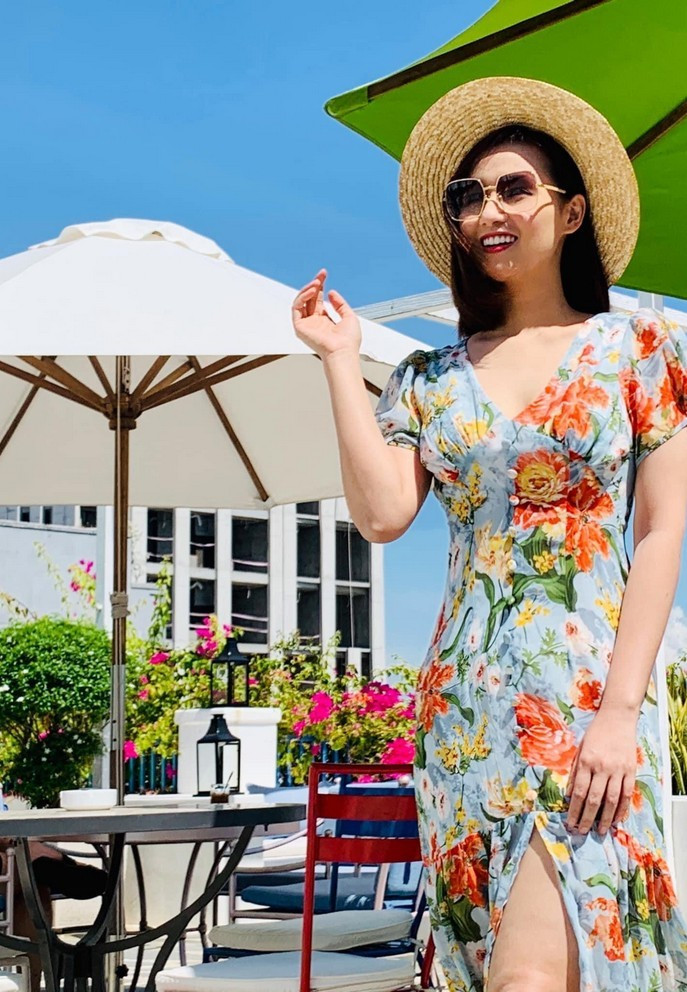 Lã Thanh Huyền nổi bật với váy hoa cùng nụ cười rạng rỡ trong chuyến nghỉ dưỡng.
