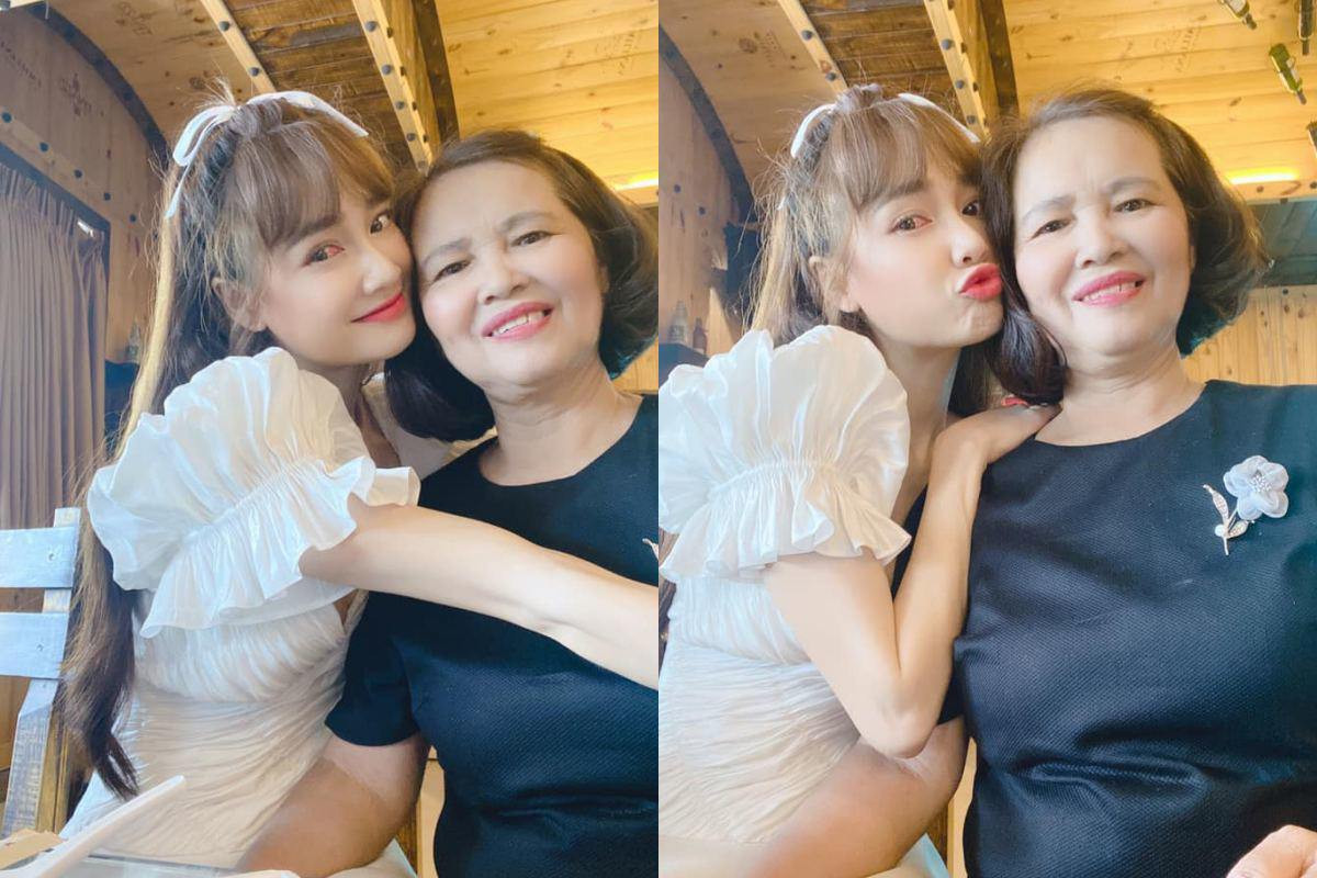 Khi chụp riêng cùng mẹ, nhiều người nhận ra Nhã Phương thừa hưởng nhiều nét xinh đẹp từ bà. Nhã Phương từng chia sẻ mẹ là người dạy các chị em trong gia đình cách sống tình cảm, đối nhân xử thế, cách gắn kết các thành viên trong nhà. Vì vậy, dù các con đều đã thành gia lập thất nhưng vẫn rất thân thiết với nhau, thường xuyên quây quần, tụ họp khi rảnh rỗi.